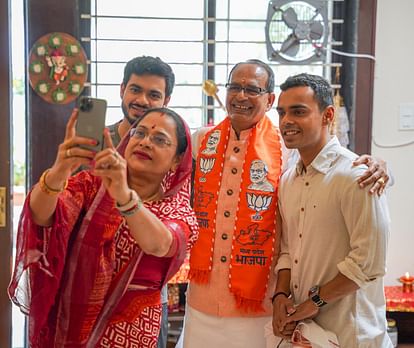 MP News: शिवराज ने नामांकन से पहले घर पर की पूजा, बोले-जनता के बीच आकर सेवा करता रहूं यही मेरी कामना है MP News: Shivraj performed puja at home before nomination, said - It is my wish to continue serving among the