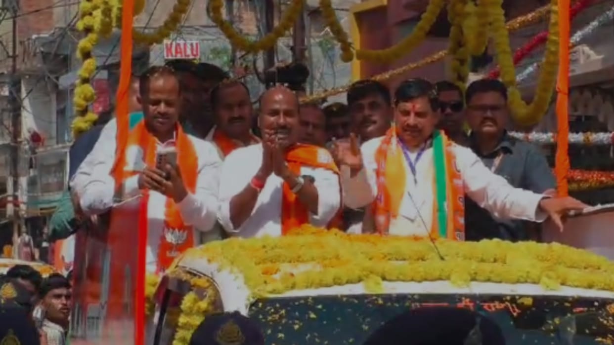 Chief Minister Dr. Mohan Yadav stopped the road show in Tikamgarh and drank juice at a sugarcane cart.