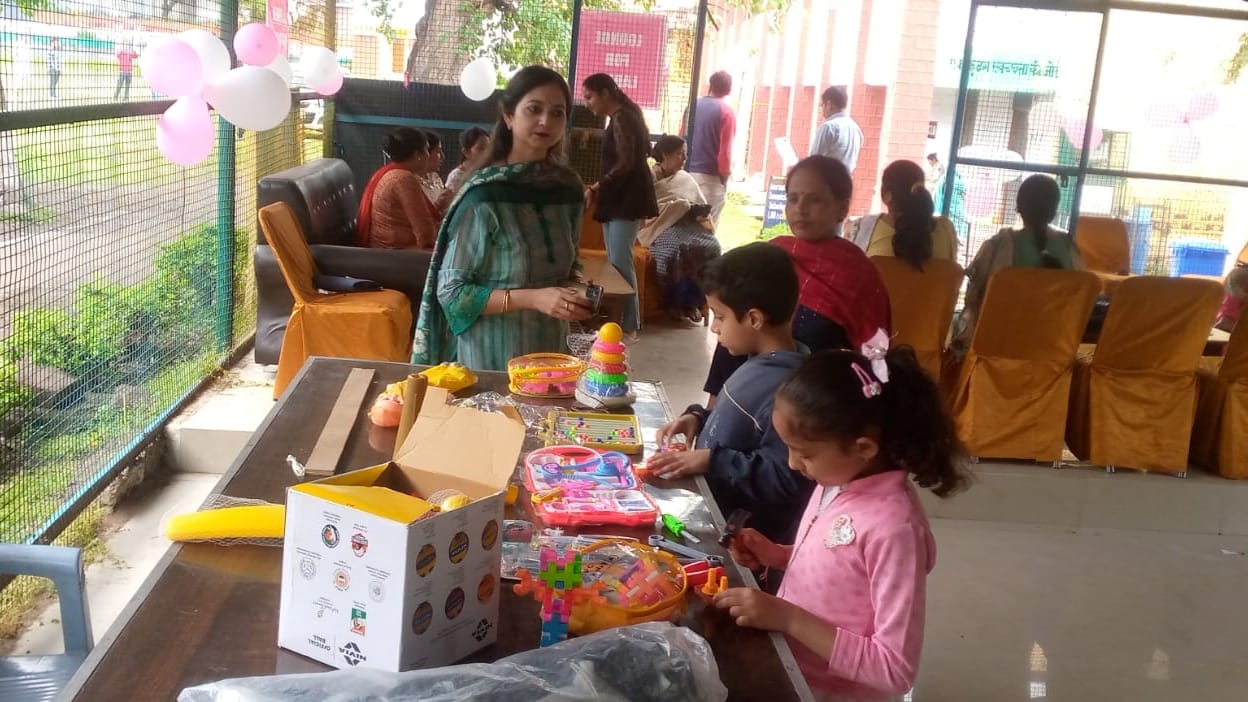 Udhampur lok sabha Election : Ramnagar polling station decorated with balloons mehendi for women arrangement o