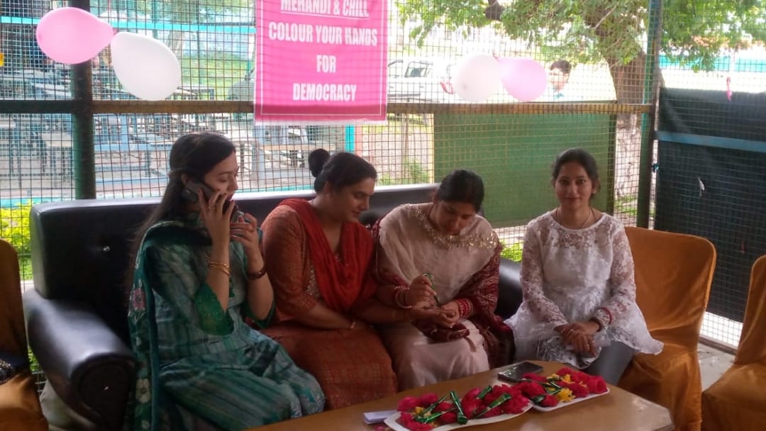 Udhampur lok sabha Election : Ramnagar polling station decorated with balloons mehendi for women arrangement o