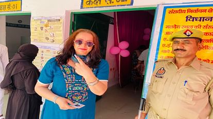 Municipality President Rashmi Jaiswal cast her vote at pink booth in baheri pilibhit lok sabha