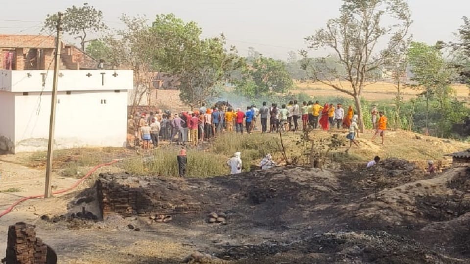Due to fire in the fields in Sant Kabir Nagar area, the fire reached inside the village, 50 houses burnt.