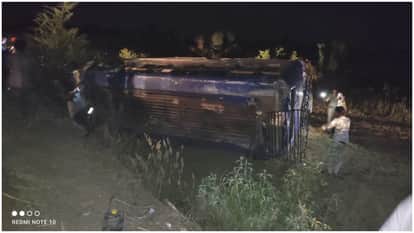Betul News: Bus overturns after collision with truck 21 policemen returning from election duty injured