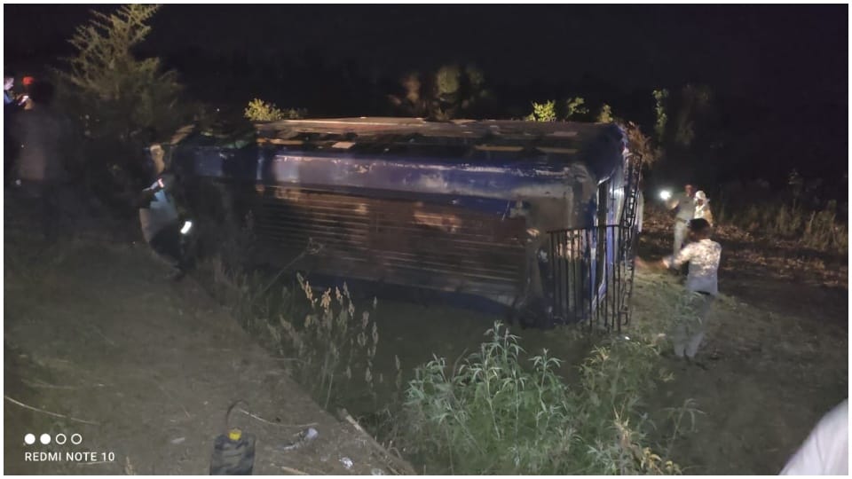 Betul News: Bus overturns after collision with truck 21 policemen returning from election duty injured