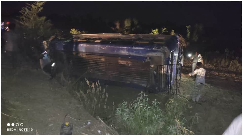 टक्कर के बाद पलटी बस।