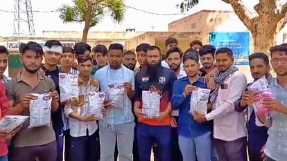 Nagaur News: बच्चों की तबीयत बिगड़ी तो स्कूल पहुंचे परिजन, मिड-डे-मील में मिला कुछ ऐसा जिसे देख रह गए हैरान Nagaur News: Children fall ill after drinking expired milk in Nagaur government school.