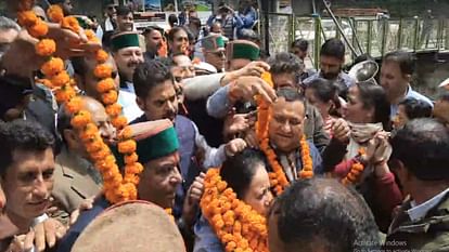 Veteran leader Ganguram Musafir returns home to Congress, joins supporters at Rajiv Bhawan, Shimla