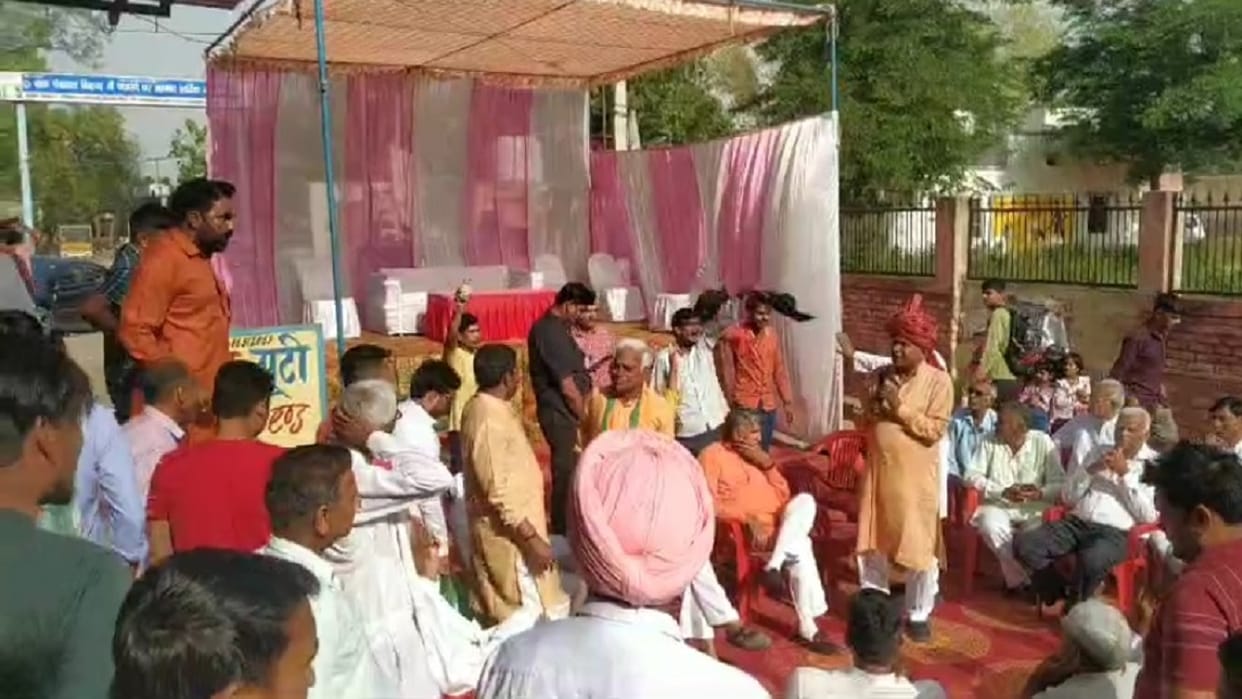 Villagers showed black flags to BJP candidate who went to seek votes in village Sihama in Narnaul