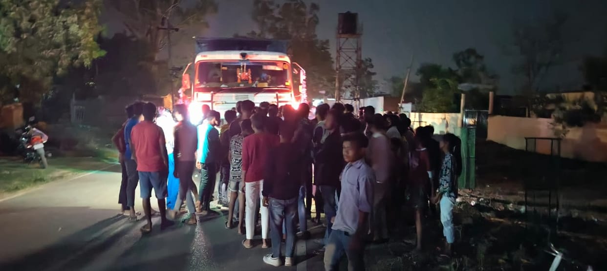 Major accident in Sonbhadra three youths died due to crushed uncontrollable highway