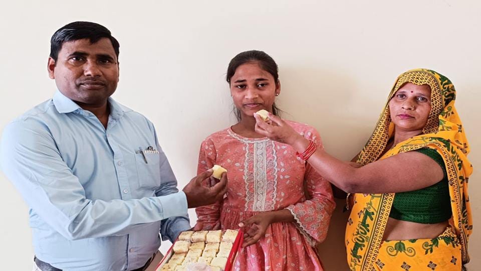 UP Board Result 2024: Kajal of Amroha got second place in class 10th, students excited to see the result.