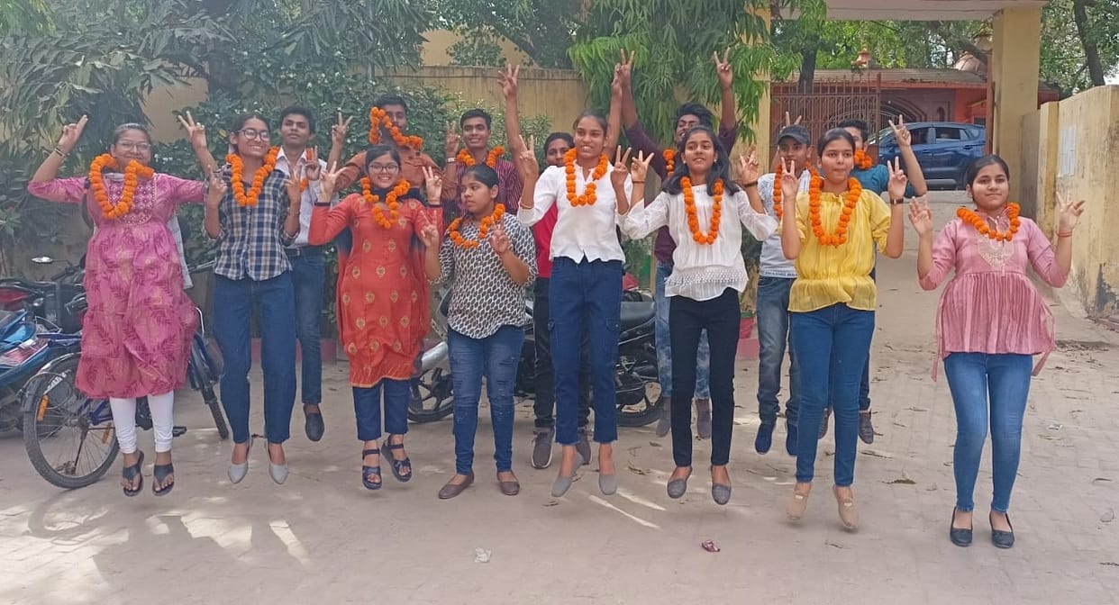 UP Board Result, Kalpana and Upasana of Farrukhabad got ninth place in state, jointly topped the district in t
