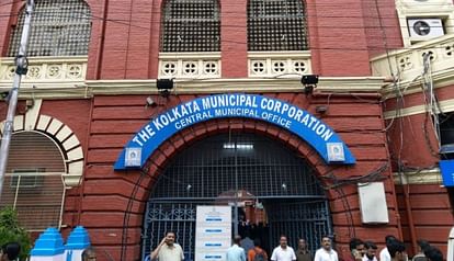 West Bengal: पार्टी के ही नेता के खिलाफ छह दिन से भूख हड़ताल कर रहीं टीएमसी नेता, लगाए ये आरोप west bengal tmc councillor on hunger strike against own party leader