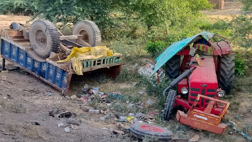 Mainpuri Road Accident: Truck Collides With Tractor-trolley Four Women ...