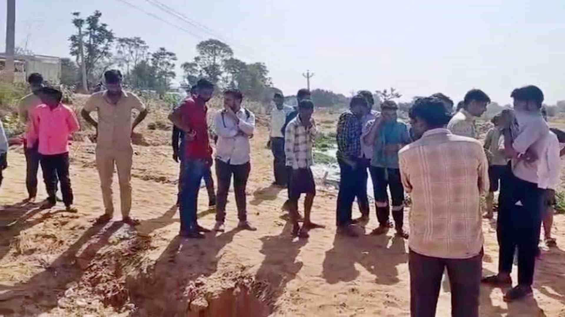 मौक पर जमा हुए लोग।