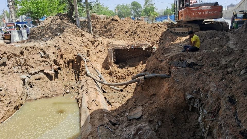 Fight between two families over supremacy over illegal business of soil and water in Gurugram