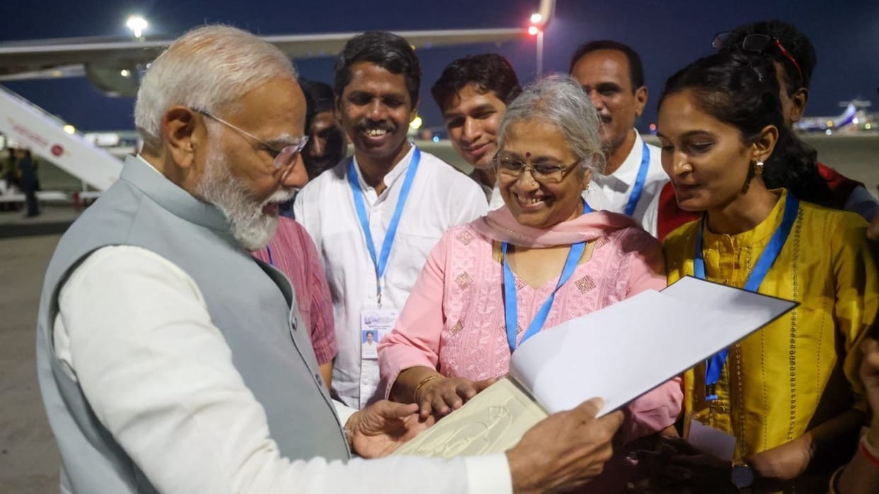 Karnataka: PM Modi meets Usha Krishna at Bengaluru airport