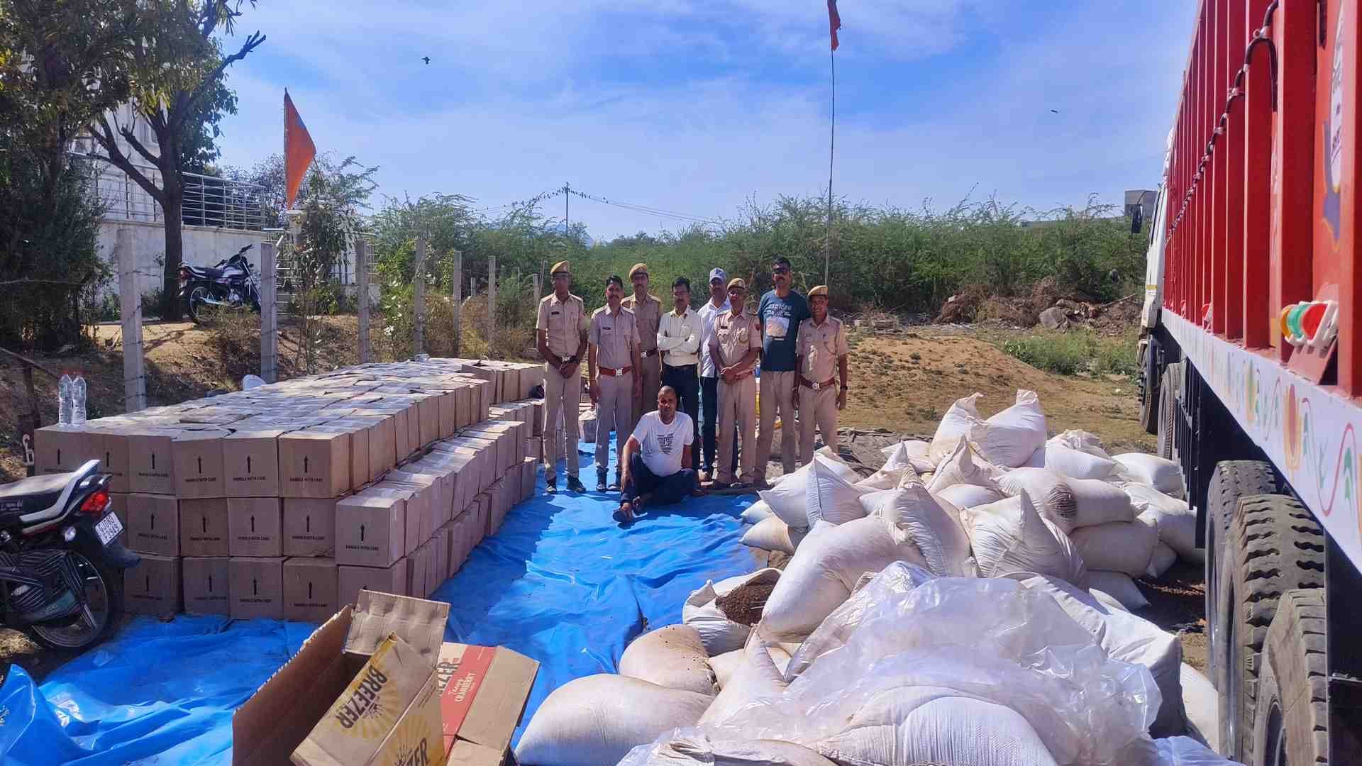 पुलिस की गिरफ्त में आरोपी और पकड़ी गई शराब।