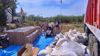 Sirohi: आबूरोड रीको पुलिस की कार्रवाई; पशु आहार के कट्टों के नीचे छिपाकर गुजरात ले जाई जा रही थी अवैध शराब Sirohi News: Abu Road RICO police caught illegal liquor being taken to Gujarat