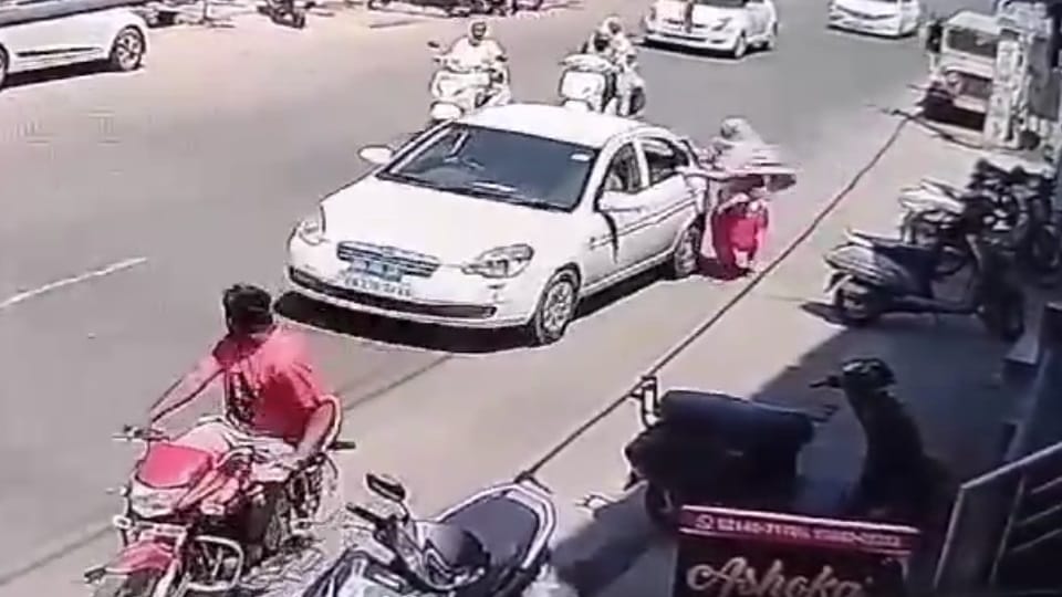 Loot with woman in Moga