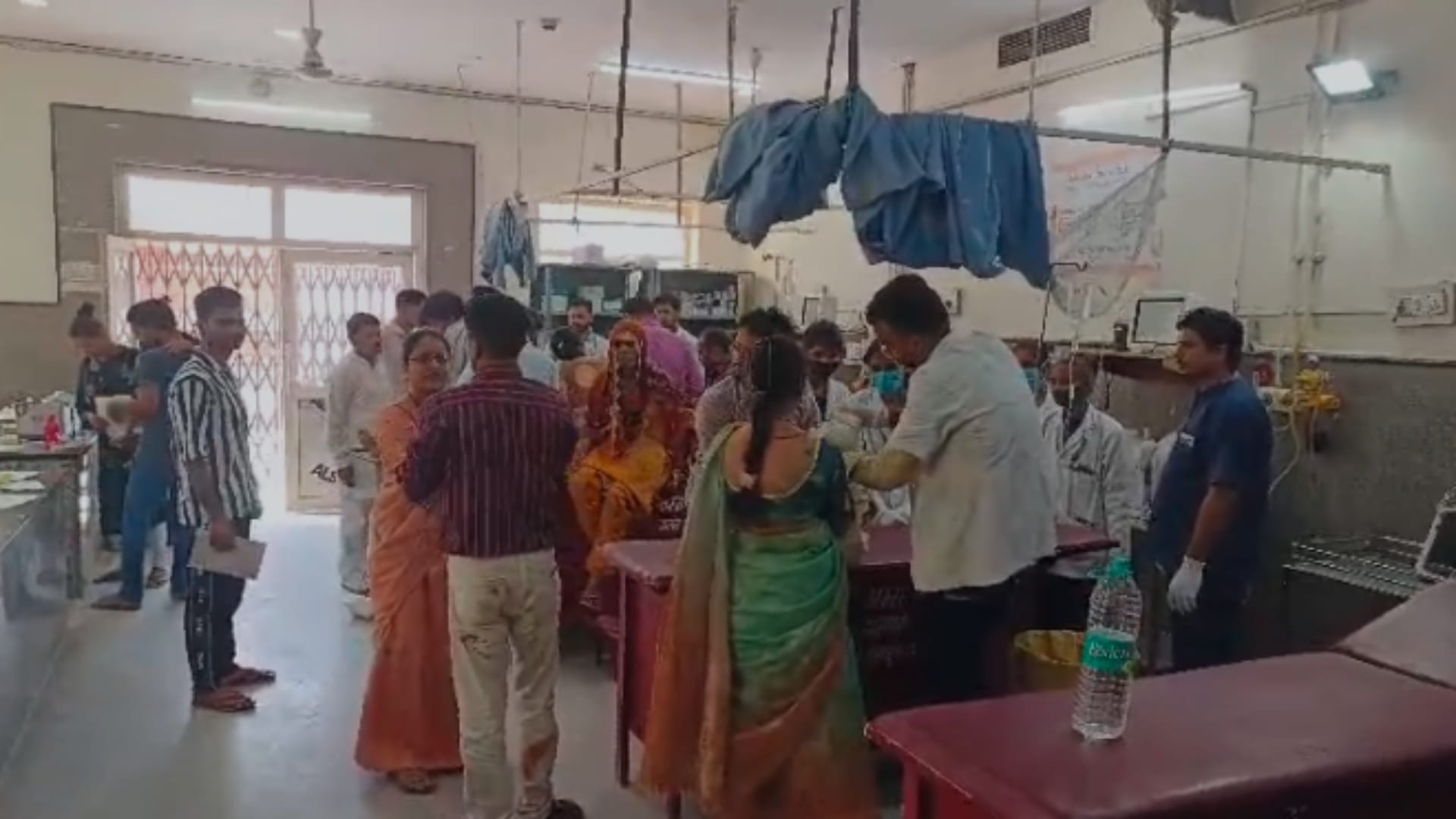 घायलों का इलाज जारी