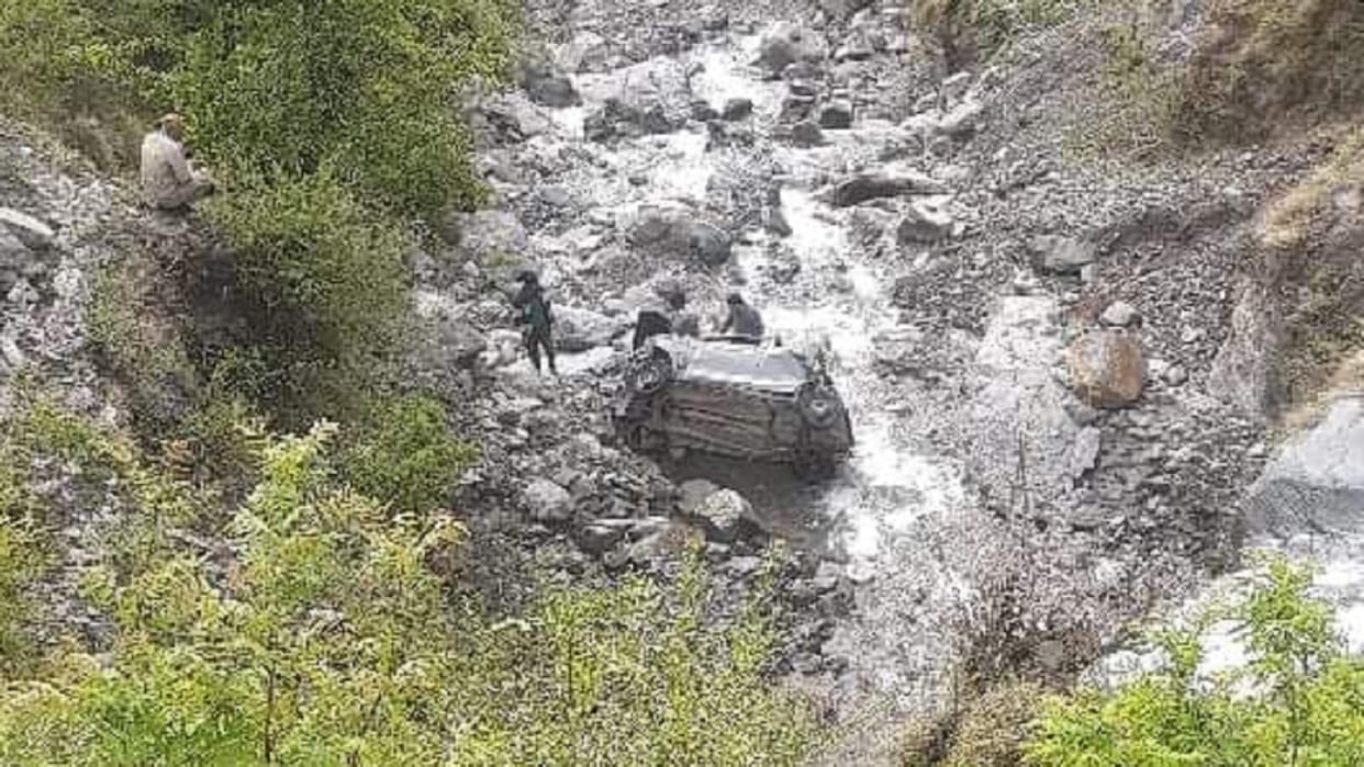 Road accident in Chamba of Himachal Pradesh car fell into ditch