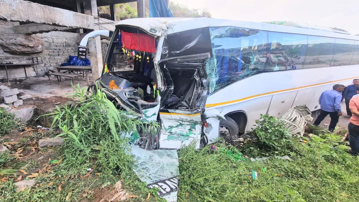 Road accident himachal: Volvo and truck collide in Jadol, Sundernagar, half a dozen passengers injured