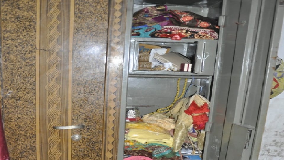 Theft worth lakhs from sabhasad house in Hathras