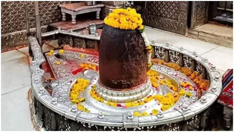 Ujjain News: Water from 11 rivers provide relief to Baba Mahakal from heat, pots placed in womb
