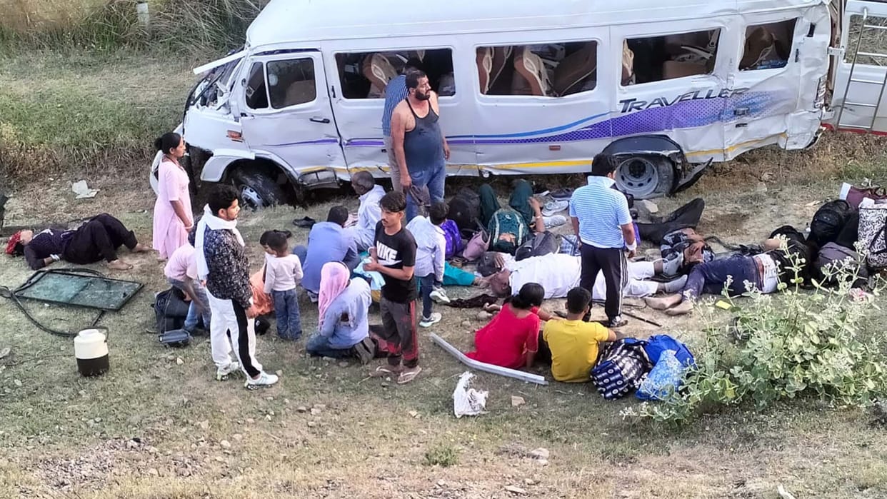 road accident in Unnao: Mini bus overturned on expressway, one dead, 32 injured