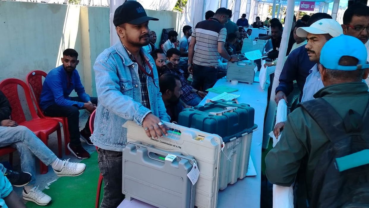 Uttarakhand Lok Sabha Election 2024 Polling personnel started reaching strong room polling parties came out