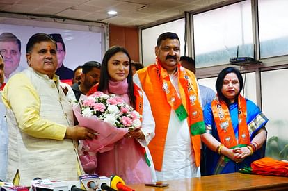 Uttarakhand Politics News Anukriti Gusain joins BJP after left Congress from few days