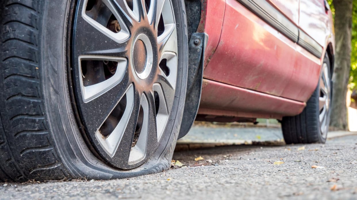 how to fix punctured car tyre know the detail
