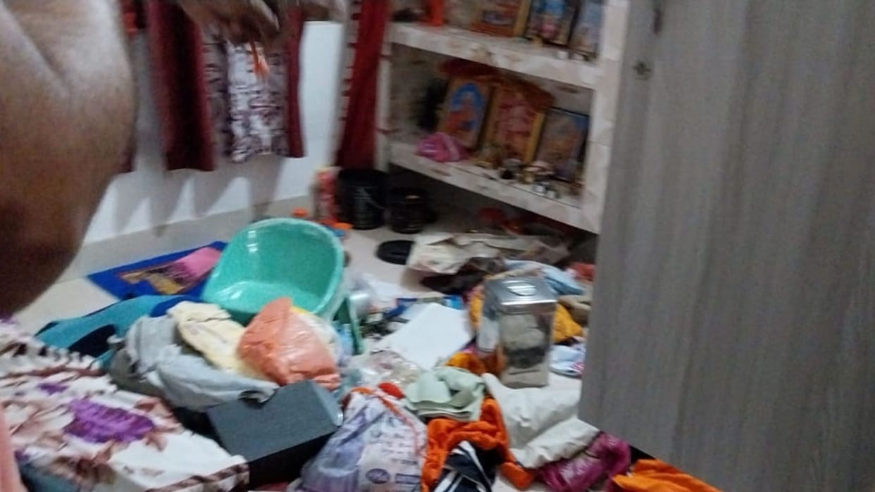 Thieves steal goods worth three lakh rupees from locked house in Varanasi