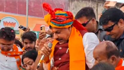MP News: छतरपुर में मुख्यमंत्री मोहन यादव दे रहे थे भाषण, अचानक मंच टूटने से गिरते-गिरते बचे MP News: CM Mohan Yadav was giving speech in Chhatarpur when broken platform