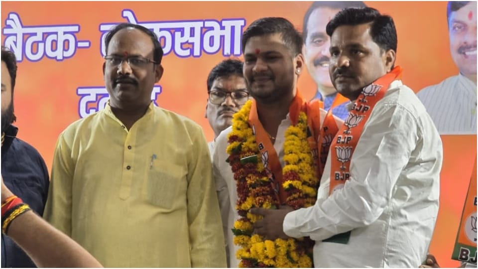 Hundreds of youth including Damoh Youth Congress City President took membership of BJP