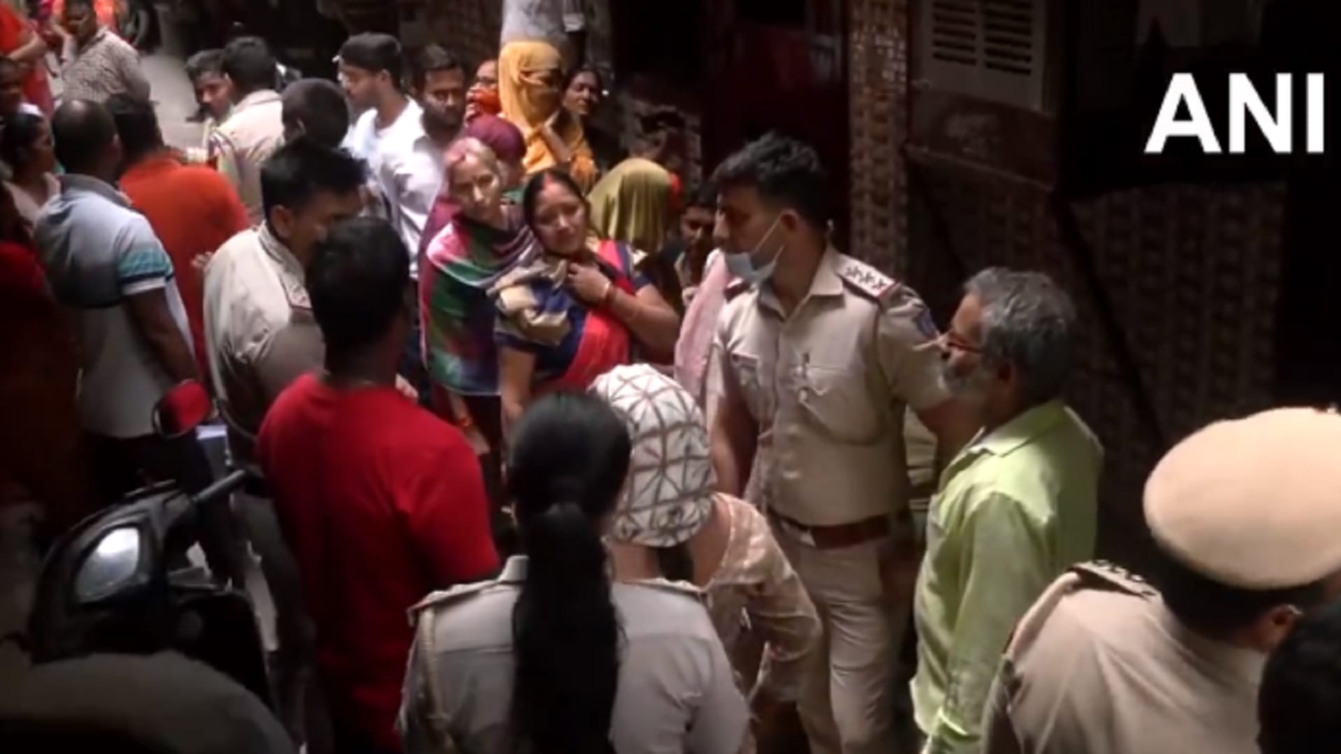 Delhi Crime News: Brother And Sister Murdered, Mother Serious Father Dead Body Found On Railway Track