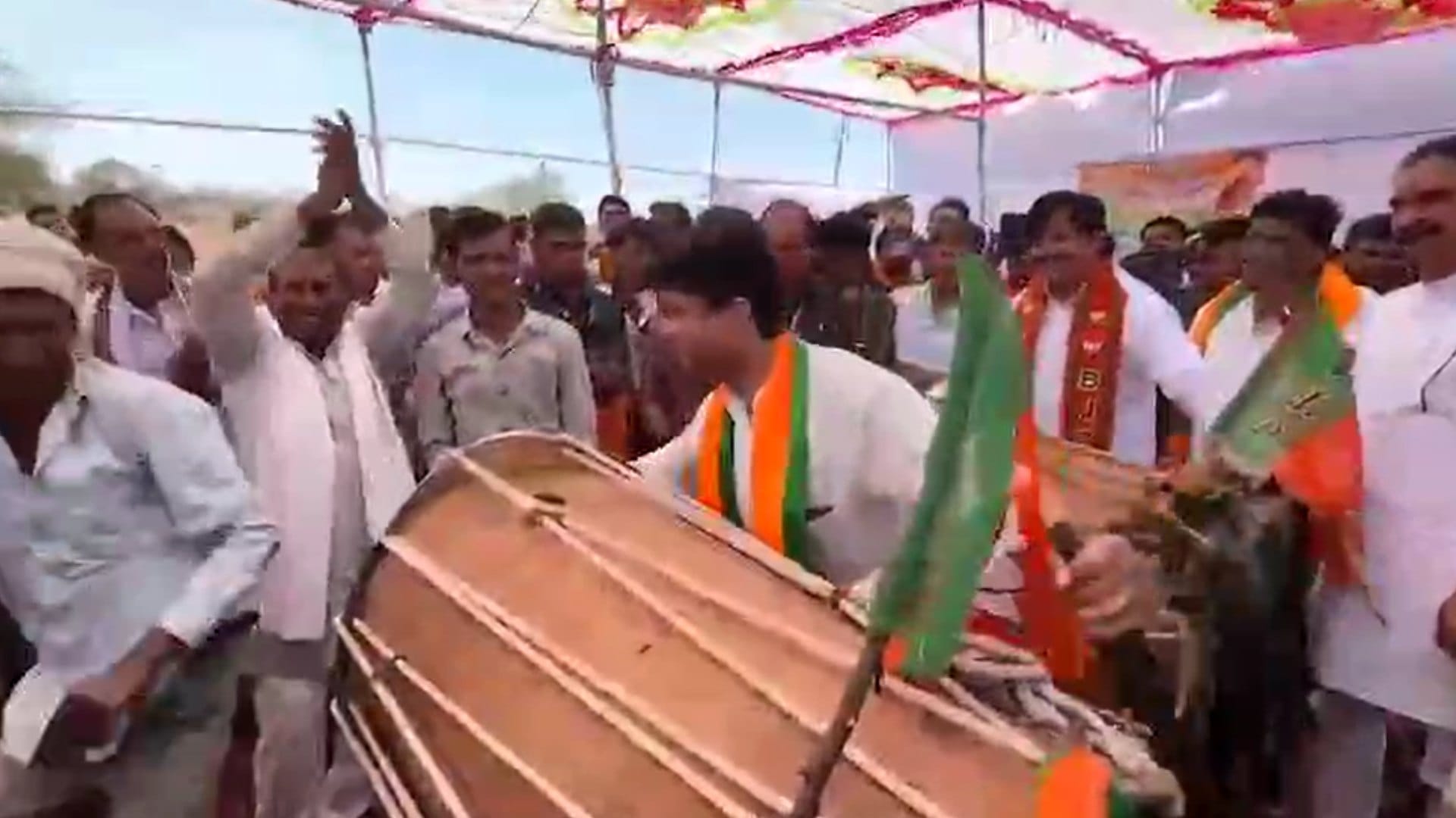 ढोल बजाते सिंधिया