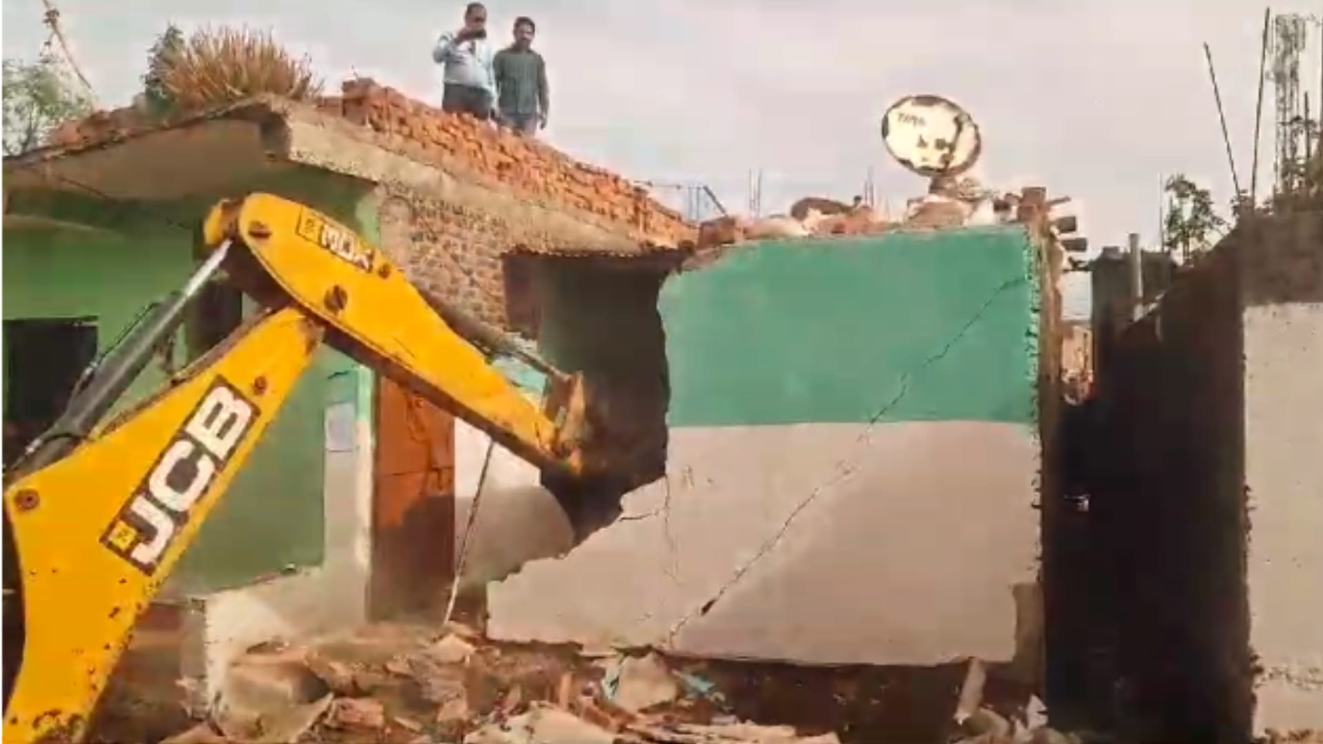 गुना में अयान के घर पर जेसीबी चलाया गया।