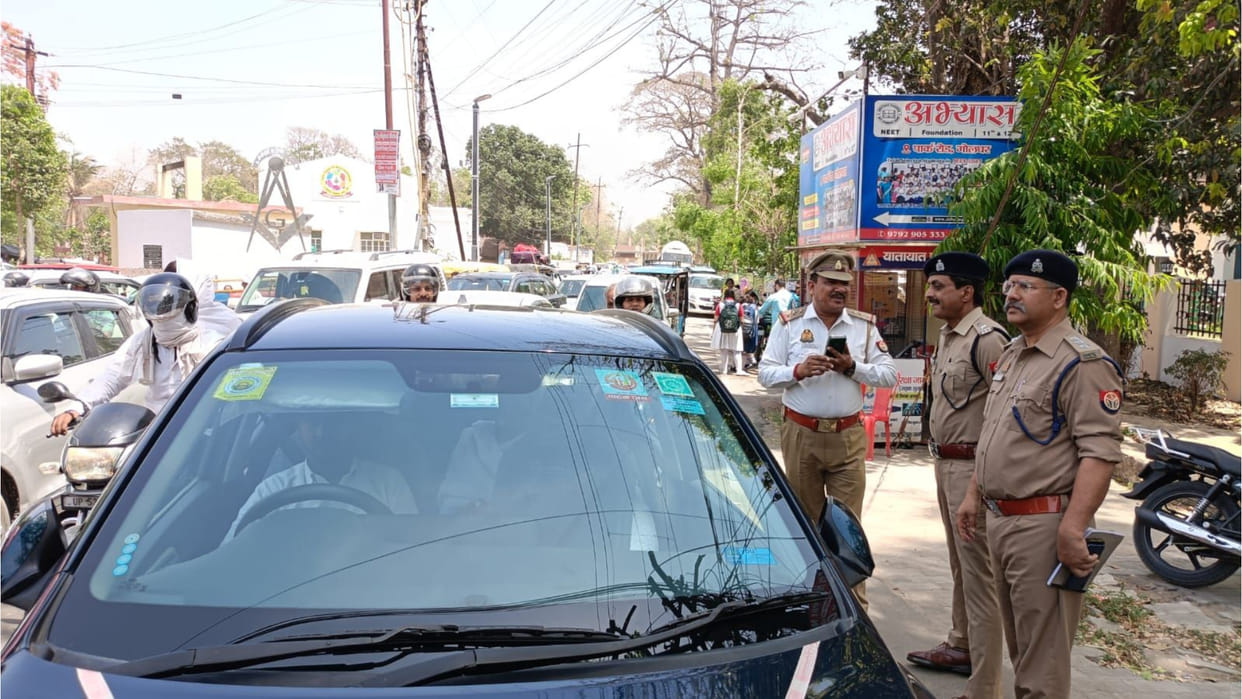 SP Traffic reached Golghar intersection of Gorakhpur and saw the traffic jam, gave instructions