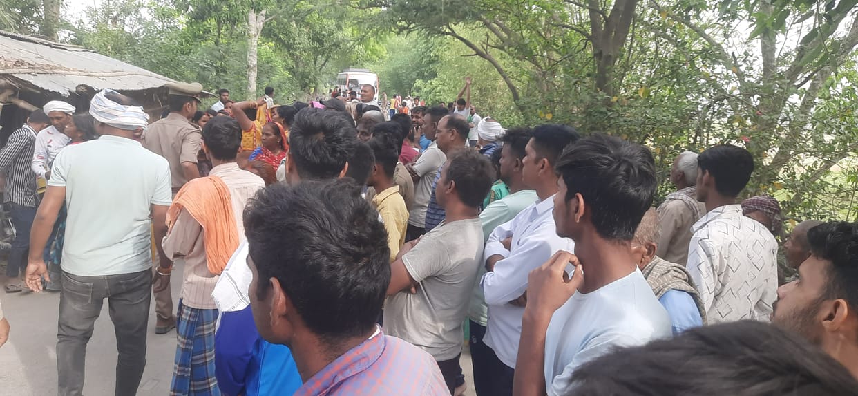 Dead body of young man found hanging from tree in azamgarh