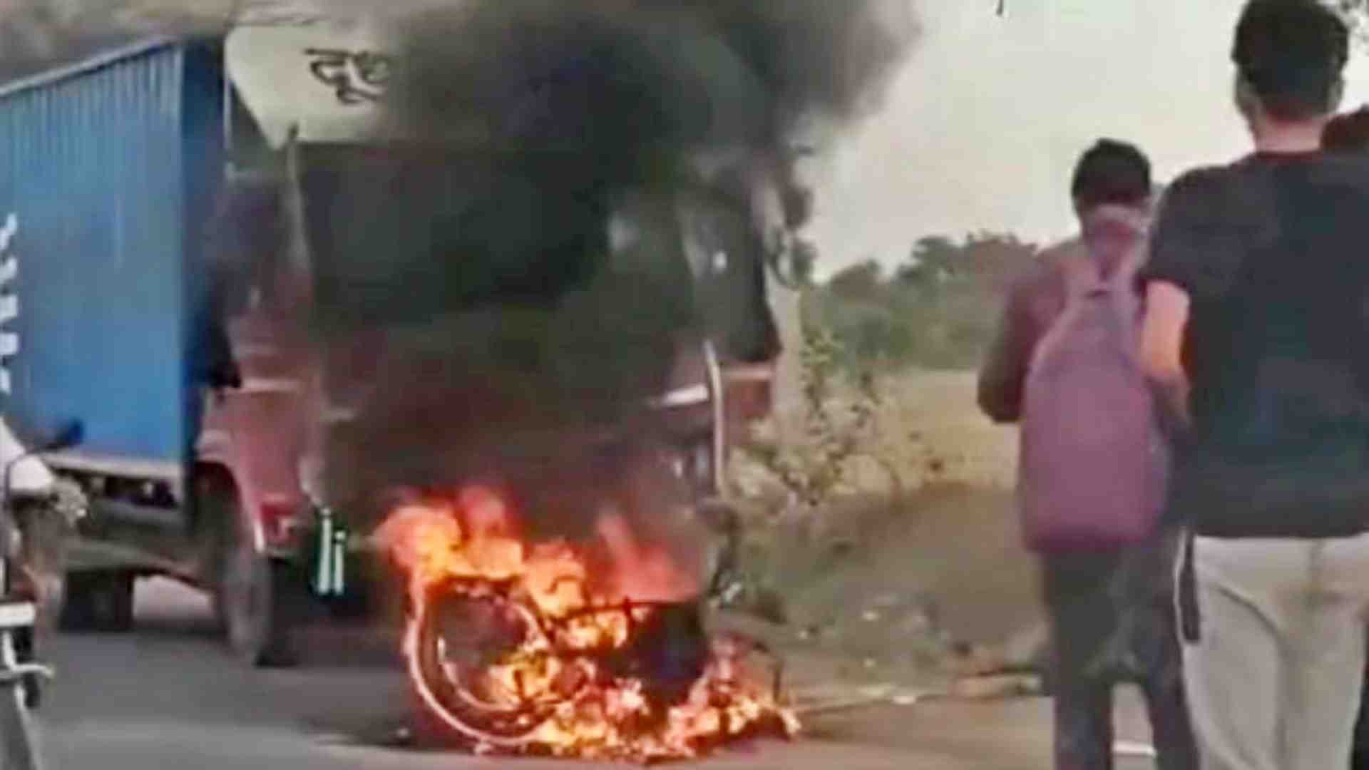 हादसे के बाद बाइक में लगी आग।