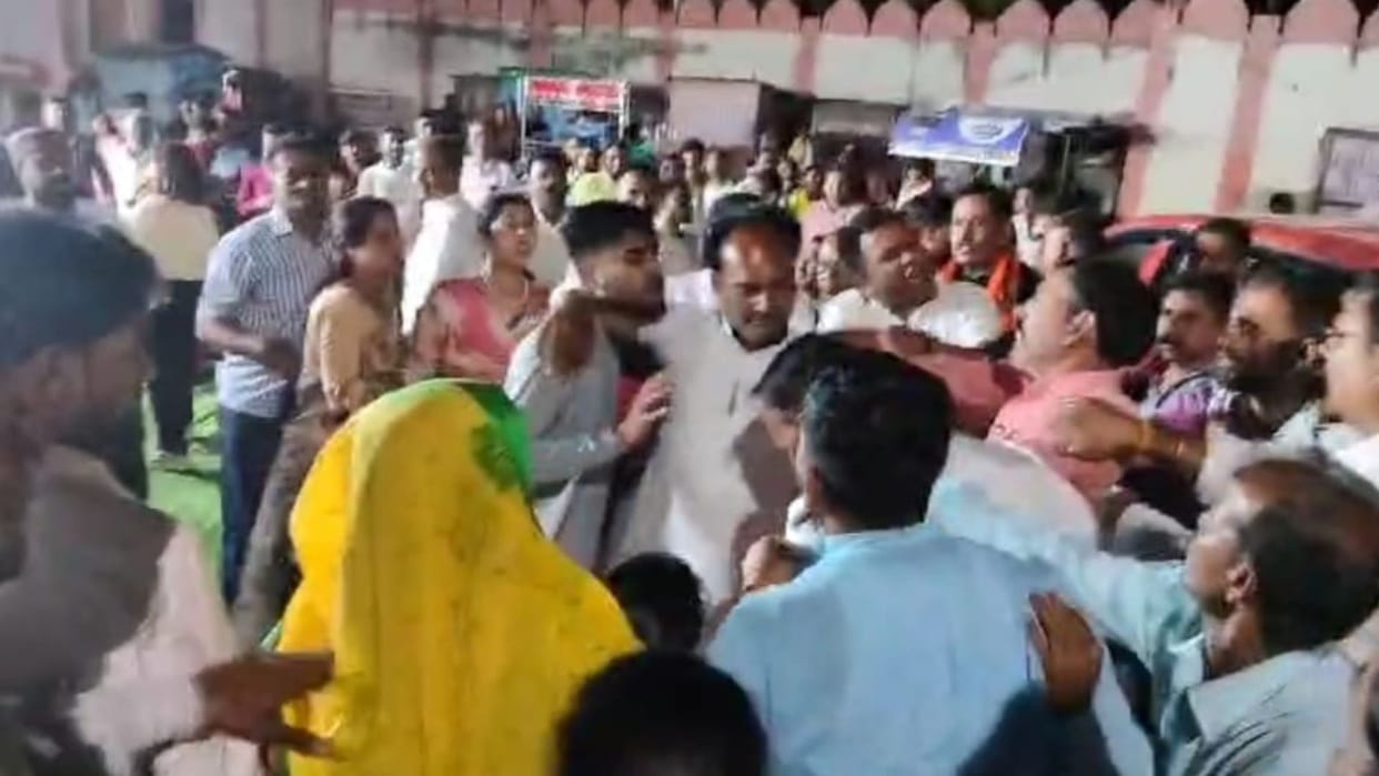 Congress and BJP workers clashed in TV channel's debate program