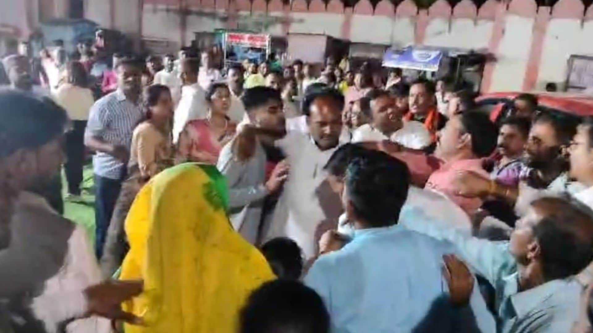 कांग्रेस और भाजपा के कार्यकर्ता भिड़े