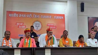 कर्यालय में बैठक करते सीएम भजनलाल शर्मा।