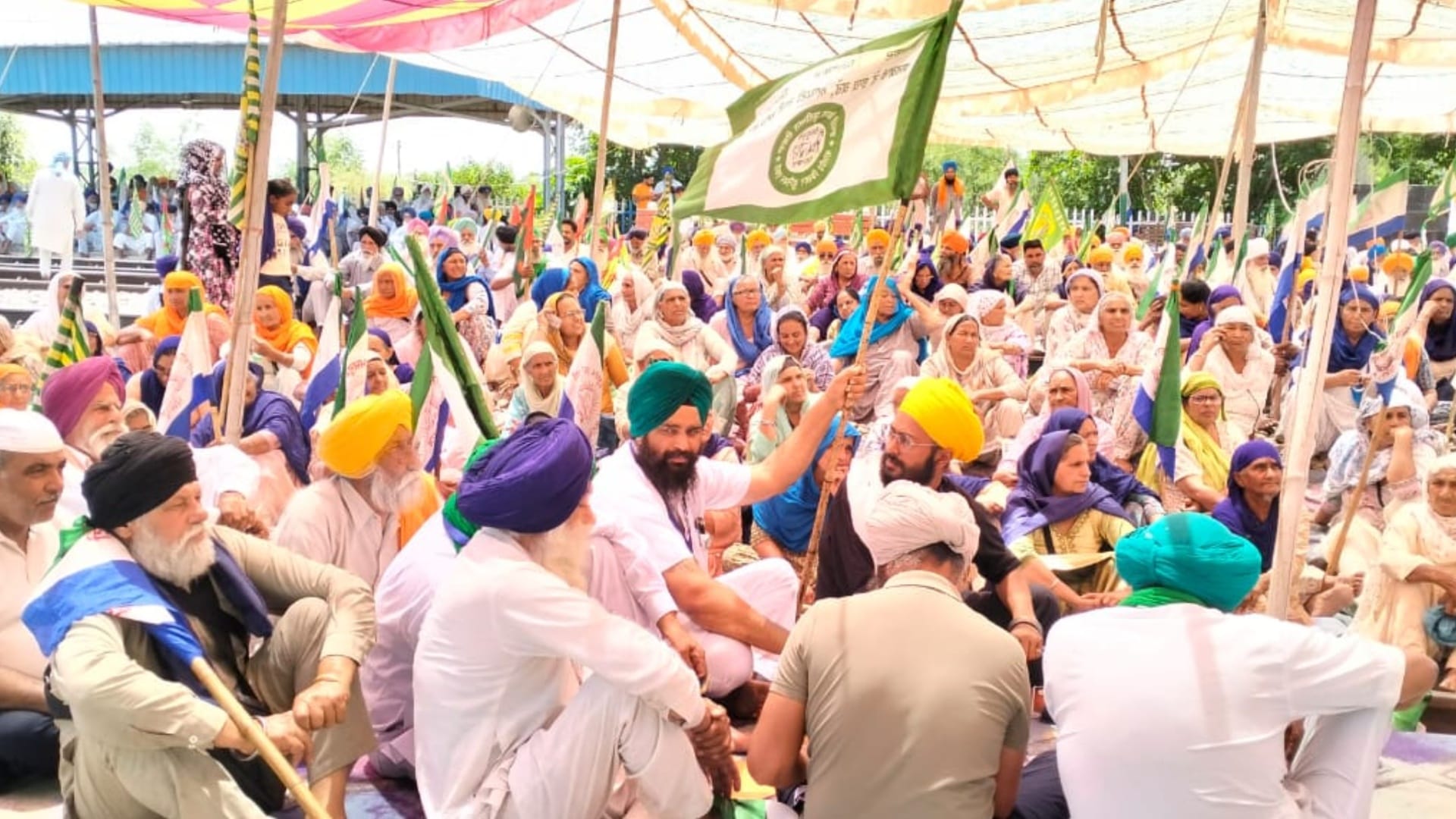 शंभू बॉर्डर पर बैठे धरनारत किसान। (फाइल फोटो)