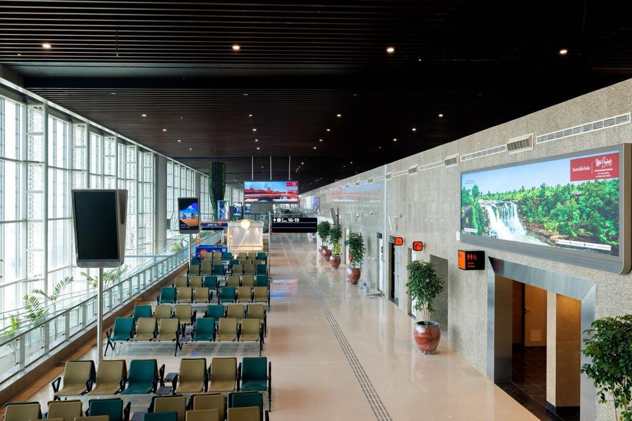 Lucknow Airport: 28 flights delayed due to slow server, 12 thousand passengers upset, loss estimated at Rs 2.5