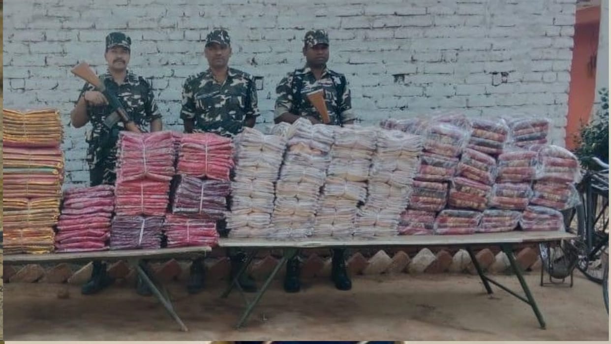 Illegal consignment of clothes recovered at the border, smuggler absconding in Maharajganj border