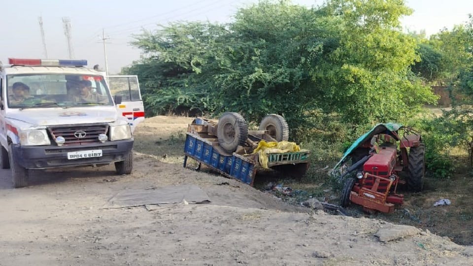 Mainpuri Accident: Truck Collides With Tractor-Trolley Four Women Killed 24 People Injured News in Hindi