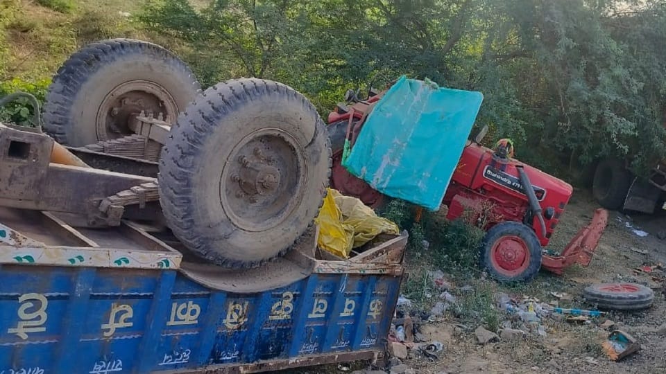 Mainpuri Accident: Truck Collides With Tractor-Trolley Four Women Killed 24 People Injured News in Hindi