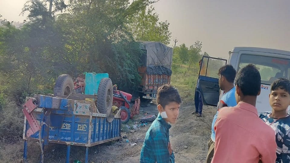 Mainpuri Accident: Truck Collides With Tractor-Trolley Four Women Killed 24 People Injured News in Hindi